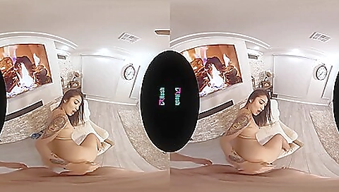 Hot holder with sexy body gets a strip dance