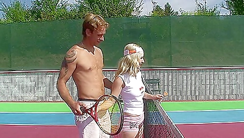 Married girl gets fucked in her mouth