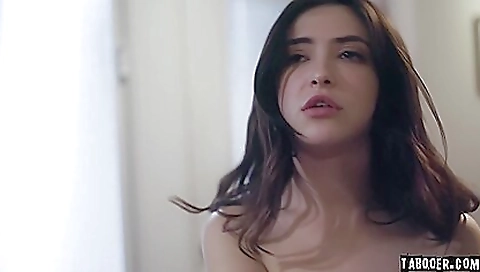 Hot beatly shows off her pussy