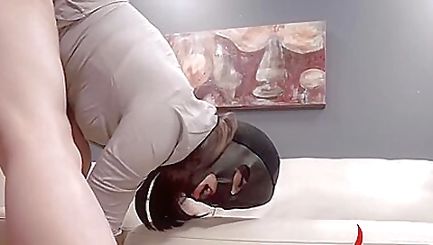 Sexy young girl gets fucked by a karlaer